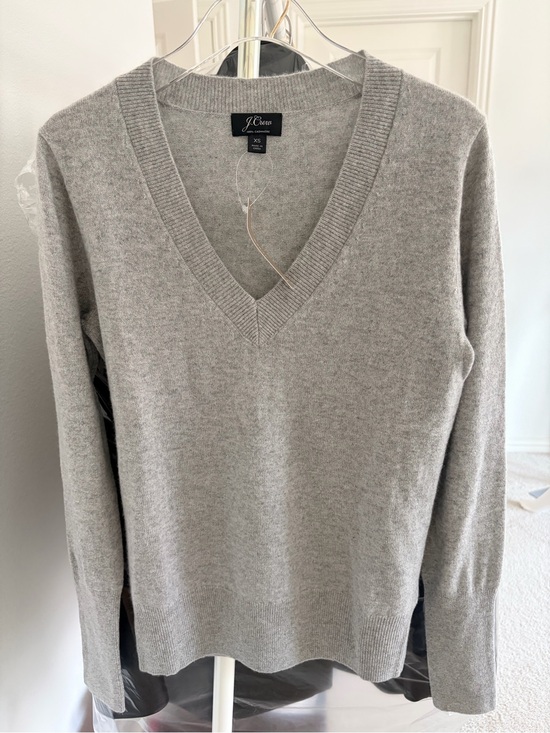 J. Crew Sweaters - J.Crew Women’s Cashmere V-Neck Sweater in Light Gray XSmall